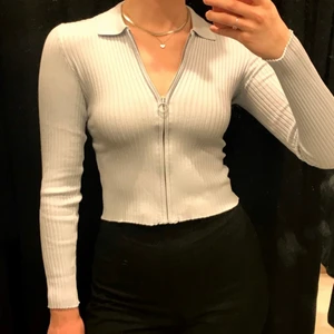 Tröja med dragkedja  - Supersöt ljusblå tröja från Berskha i storlek M, i ett ganska stretchigt material. Säljer pga kommer inte till användning. Köpt för 299kr 