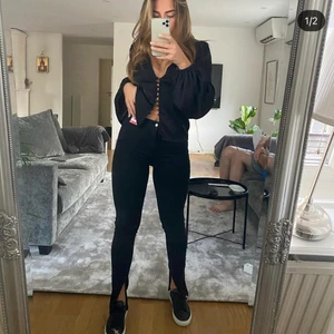 Snygga jeans med slit där framme  - Helt nya med prislapp på, är flera intresserade är det budgivning 