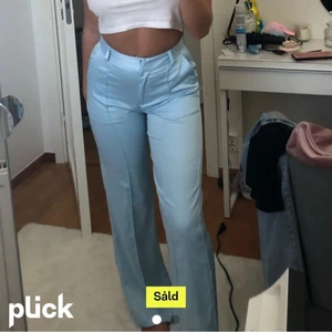 Ljusblåa silkeskostymbyxor - Säljer dessa sjukt fina ljusblåa kostymbyxor som är köpta här på plick! Dom är ifrån Venderbys och formar kroppen snyggt💓 Har aldrig använt dom då dom är lite för långa på mig (är 160) men går såklart att sy upp om man vill de!💓 Jättebra skick och det ut som ett par nya!💓💕