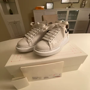 Alexander mcqueen  - Ett par så fina Alexander mcqueen skor i bra skick, de är absolut använda och på sista bilden ser ni att det är en ny söm som har sytts dit av en skomakare eftersom att sömmen gick upp där. Mendet är bara en liten grej som knappast syns, på långt håll ser de fräscha och nästan som nya. Har tvättat skorna sulorna och skosnörena så det är som nytt. Har inte kvitto då jag fick de i present men ni ser streckkoden där som man kan se att den är äkta köpt och där de står nypris mm. Skriv för mer frågor