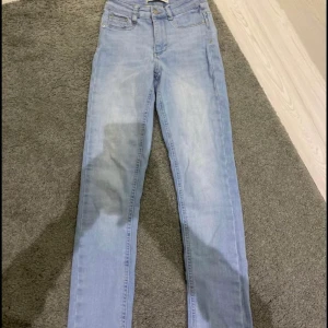 Skinny jeans - Ett par Molly high waist Skinny jeans i storlek Xs säljes kommer inte till användning och är använd max 2 gånger