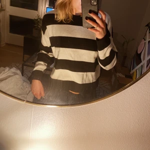 Svartvit kofta från Bershka - Svartvit-randig stickad (tunn) kofta från Bershka. Använt men gott skick. Storlek L.