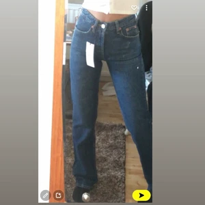 Zara jeans - Jeans från Zara! Midrise straight full length ❤️ hittade inte färgen på hemsidan men samma modell som sista bilden. Storlek 34! Har dock storlek 32 på bilderna. Långa på mig som är 1.62 🥰