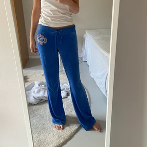 Juicy couture byxor - Säljer mina klar blåa juice couture byxor💛super fint skick i ett så mjukt material. Ni kan också skriva bud privat❤️