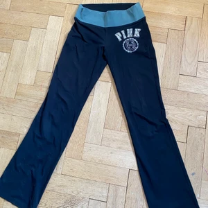 Yoga pants  - Köpte dessa i affären Pink i London för ca 6 årsedan, men de är fortfarande i bra skick bara lite slitning på själva märket som ni ser i bild 2. Jag är 171 cm och dom är lagom längd för mig!