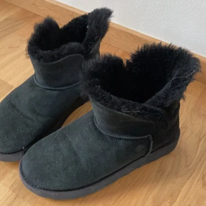 Uggs i stl 39 - Svarta Uggs i stl 39. Original. Sparsamt använda och i fint skick. 450kr +frakt 