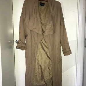 Kappa beige  - Fin lång kappa i beige