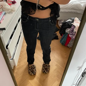 Raka jeans  - Ett par mörkblåa jeans från STOCKHOLM LM som jag fått av min mamma. Dom är asballa, lågmidjade med vita sömmar! Dessa är i storlek 44 därav sitter som pösigt, så oversized (modellen i sig är ganska tajt därav är det snyggt att dessa är Overzied)⭐️ jag vet inte vad modellen heter då dessa byxor köptes för ett tag sedan så dom finns inte kvar💝❣️