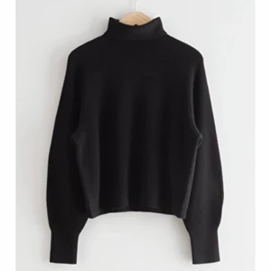 Kashmirtröja - 100% kashmirtröja från &otherstories. Använd typ 3 gånger. Nypris 1450 kr. Skriv för egna bilder!❤️‍🔥