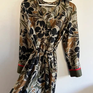 Klänning - Super skön silkes klänning från zara, svår att visa sitt rätta jag på en galge, kan skicka bild på💕 storlek L men passar m skulle jag säga