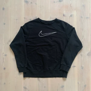 Vintage Nike sweatshirt - Skick 7/10 en svag fläck under Nike loggan, storlek L men sitter mer som en boxy M