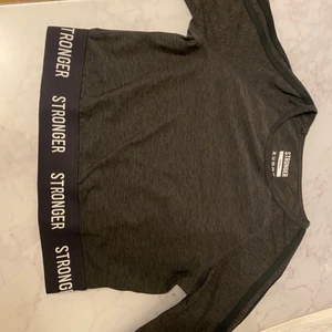 Stronger set, med storlek S 😁 - Super snyggt set 🙌🏻 säljar dessa tillsammans för ett paket pris, ordinarie pris ca 400 för enbart tightsen hehe