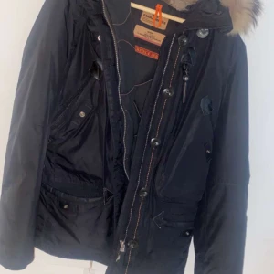 Para jumpers Doris  - Fin och fräsch jacka köpt för 10500kr säljer nu för 5000kr använd endast under 1 vinter den är kemtvättad också 