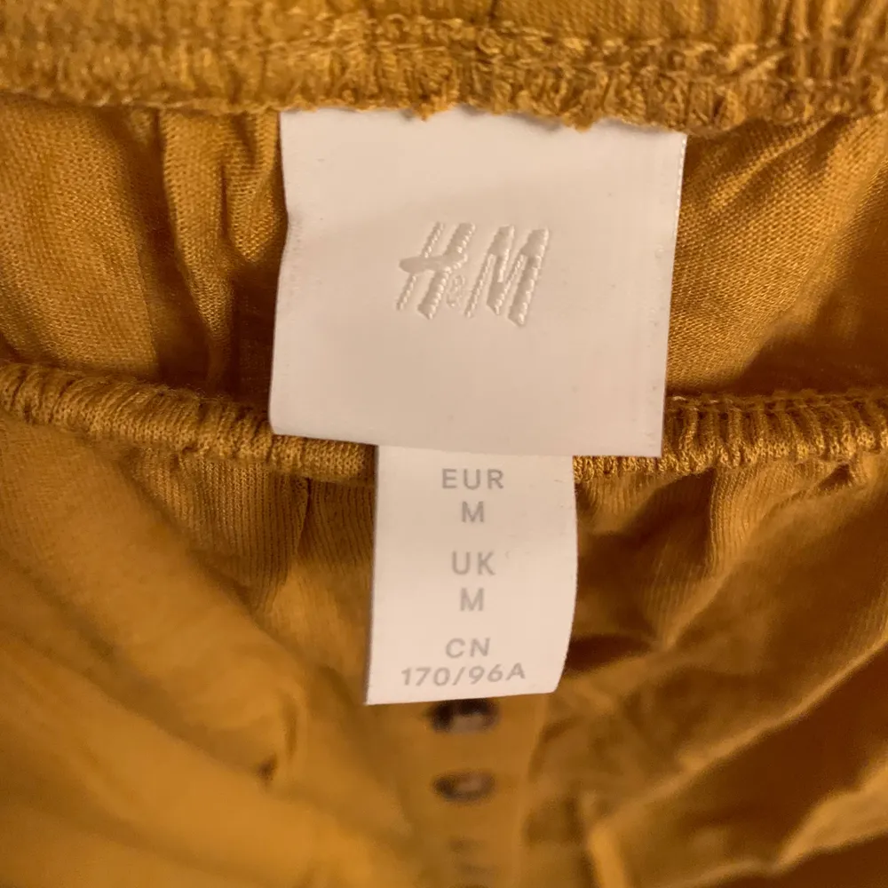 Senapsgul off shoulder tröja från H&M. Knappt använd. Köparen står för frakten :). Toppar.