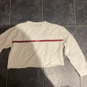 Levis  - Hej❣️ säljer denna fina Levis tröjan. Den är lite cropad i modellen. Strl S säljes för 150kr💕