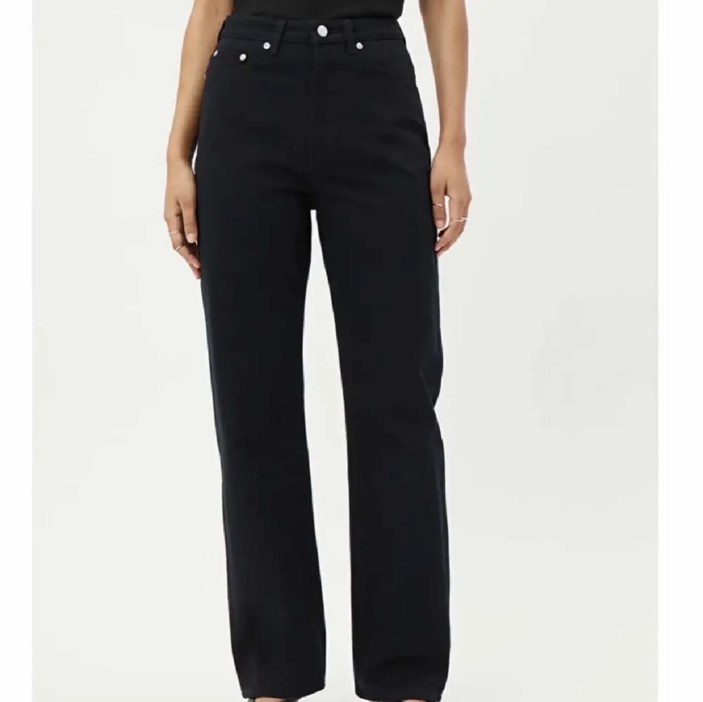 Säljer dessa snygga raka svarta jeans från weekday i storlek 28/30💕💕. Jeans & Byxor.