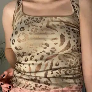 INTRESSEKOLL! linne med typ leopardmönster(/tigermöster?) det är dubbelt lager material. köpt på humana, storlek S men ganska stretchig! bra skick