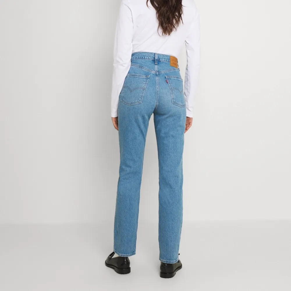 Sprillans nya Levis säljes pga fel storlek 🥵 lapparna kvar! Modellen heter 70s high straight 🤹‍♀️. Jeans & Byxor.