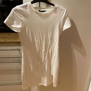 T-shirt klänning  - Vit klänning från Shein. Sitter skönt på men passar tyvärr ej mig, aldrig använd. Köpte för 150 kr men säljer för 50 kr 