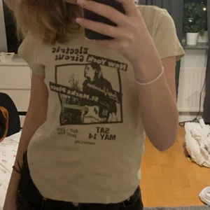 Brandy Melville tröja  - Säljer denna jättesnygga brandy Melville t-shirten. Bra skick. 