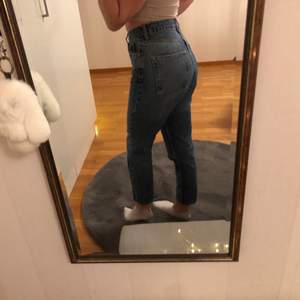 TopShop jeans i storlek S med mörk/mellanblå tvätt