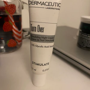 Turnover night cream  - Nattcreme med 15% glykolsyra (AHA) som stimulerar cellförnyelsen och motverkar rynkor och fina linjer. Den exfolierar gamla celler från hudytan och lämnar huden mjuk och smidig med lyster. Utmärkt för en solskadad hud med minskad elasticitet. Använd fåtal gånger.