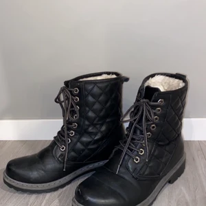 Vinter kängor - Ett par jätte fina vinter kängor med vitt fluff inuti. Skorna är i storlek 38. Köparen står för eventuell frakt ☺️