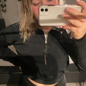 Svart half zip tröja - En svart half zip tröja från BikBok. Tröjan är i storlek M. Köparen står för eventuell frakt ☺️
