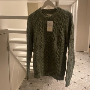 Stickad tröja - En grön stickad tröja som är helt ny och oanvänd 