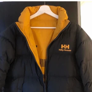 Helly Hansen jacka  - LÄGGER UPP IGEN! Storlek S, herr så oversized på mig. Skitsnygg och unik. Säljs inte längre. Använd men inga hål. Missfärgning pga svarta jeans på den gula sidan, går möjligen bort i kemtvätt. Jacka som är svart/mörkblå på ena sidan och gul på andra. Otroligt mysig och varm till vintern. Nypris 2100kr. 