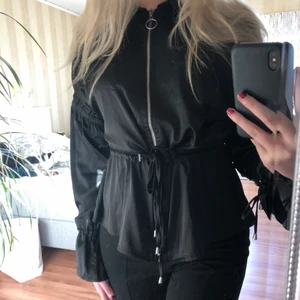 Nakd tröja  - Detaljrikt plagg från nakd i storlek 38. Svart med indragningar vid midjan och vid ärmarna. Super bra skick endast använd en gång . Köparen står för frakten.