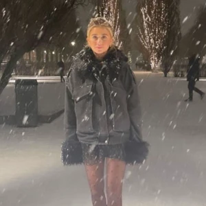 Snygg trendig jacka! - Intresse koll på min svin snygga trendiga jacka! Man kan ta bort pälsen och det finns även päls på insidan som är avtagbar! Hade även kunnat byta mot en mindre storlek 💕( första bilden är lånad) 