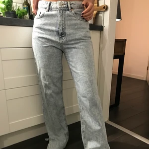 Jeans med slits - Sjukt snygga jeans med slits längst ner, har använts fåtal gånger. Ingenaning vart jeansen är ifrån, då jag fick de i present! Budet är bindande så vinner du budgivningen så köper du plagget!❤️