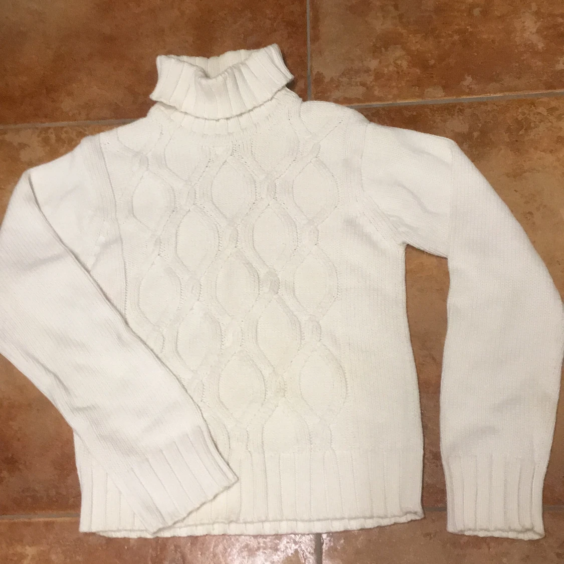 Stickad polotröja