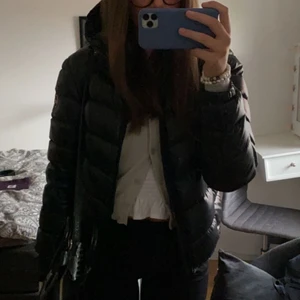 Colmar Jacka  - Jag lägger ut annonsen för att se om någon är intresserad av att köpa denna jacka. Köpte den förra året och använde den mycket under hela vintern. Säljer pga att jag köpt en ny vinterjacka men älskar denna jacka och tycker den är väldigt fin och skön. Bra skick också!  Jackan är överlag ganska liten i storlek och den är i Italiens storlek.  Nypris : 5495 