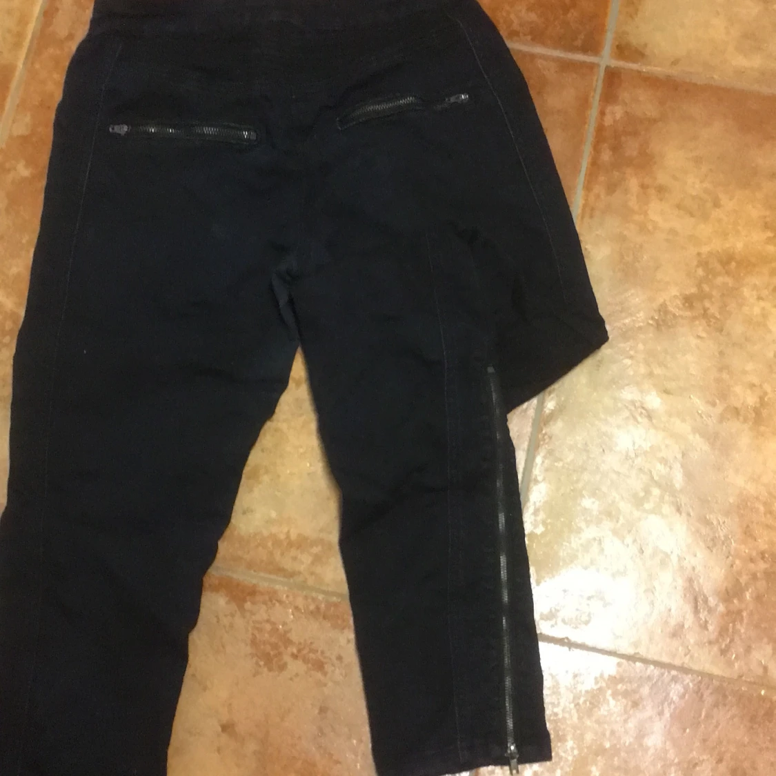 Snygga byxor med dragkedjor - 91