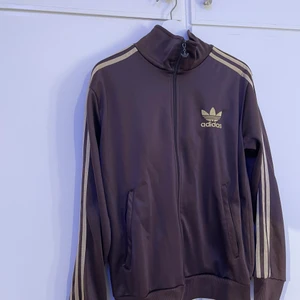 Adidas zip tröja - Väldigt cool adidas tröja med dragkedja. Själv tycker jag att denna är väldigt cool och matchar till många outfits, men tyvärr så är den för liten på mig..PRISET KAN DISKUTERAS. +frakt‼️‼️