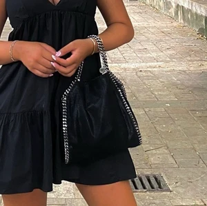 Stella McCartney väska - 💖Intressekoll💖 på min stella McCartney väska i modellen falabella mini tote. Den är självklart äkta och har dustbag och alla lappar till den kvar, har tyvärr inget kvitto då jag fick den i present! Väskan är i bra skick, inga fläckar eller så men färgen på handtagen har börjat försvinna litegranna vilket endast syns i vissa ljus. Väskan var köpt i februari 2021. Kom gärna med egna bud, inga skambud🥰 direktpris 4500❤️
