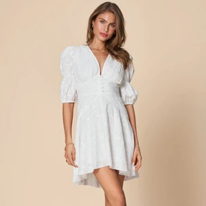 Klänning adoor - Jättesöt vit klänning i bomull. Köpte till studenten och använde i ca 3h. Som ny. Går att köpa ny och nypriset är då 1400. Säljer för 800🤍🤍🤍🤍🤍🧡