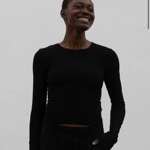 Adsgn svarta topp - Säljer den svarta tröjan ifrån adsgn, då den tyvärr var för liten för mig! HELT oanvönd, med prislapp kvar!!