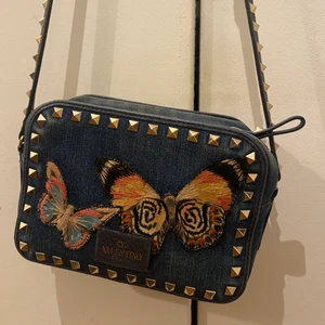 Valentino väska - Säljer min superfina valentin camera bag i denim 