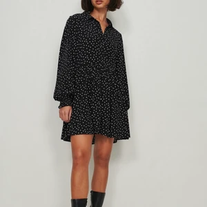 Pricking klänning. - Denna supersnygga klänning från nakd. Storlek 34, men den är oversized så passar som 36/38. Knappt använd. Ny pris 499kr