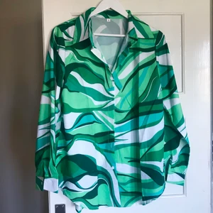 Grön skjorta - Grön skjorta köpt på Tradera. Bild 2 representerar färgen mest!!! Frakt tillkommer 🌹