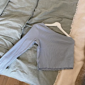 Blå topp från Gina tricot  - Blå topp från Gina tricot, storlek M, bra kvalitet och inte så använd. Säljer till första som skriver. ( 50kr+frakt). ( skriv vid fler bilder) 