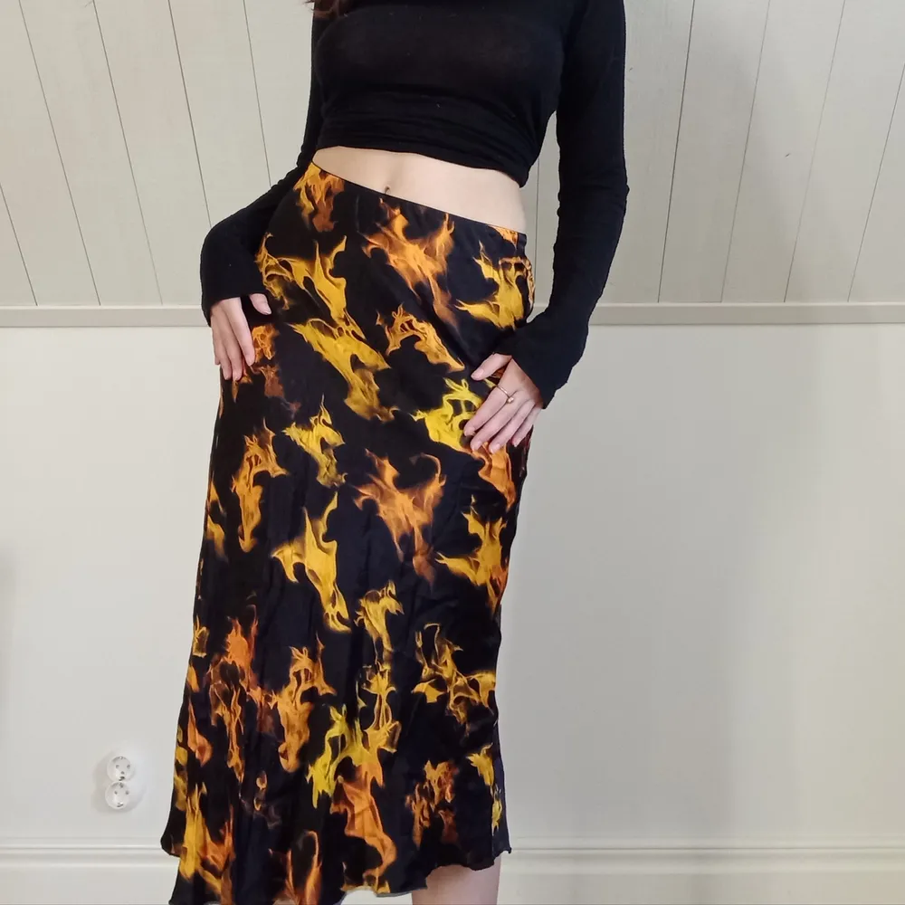 Super cool kjol från Weekday, nästan aldrig använd och i bra skick.  Den är super skön att ha på sig:) Köparen står för frakten alltså pris+frakt. 🧡. Kjolar.