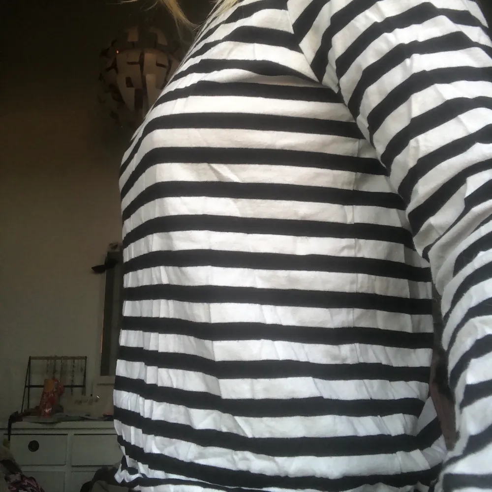 En svart och vit randig långärmad tröja som knappt är använd! Storlek xs men skulle uppskatta att den är mer som en s. . Toppar.