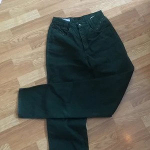 Gröna western jeans -  Nypris: över 1000kr. Säljes för 500kr.