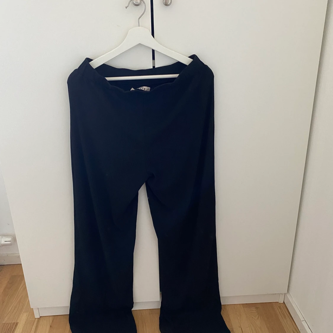 Svarta ribbade byxor  - 90