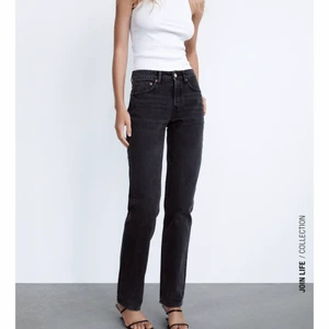 Gråa jeans  - Säljer dessa jeans i storlek 34 och 36, dem är mid rise straight leg full length. Gått upp i storlekar så ingen av dom passar. Kan frakta, frakt kostar 79kr. De i storlek 34 är helt oanvända, d i storlek 36 har använts 3 gånger så båda är i nyskick.