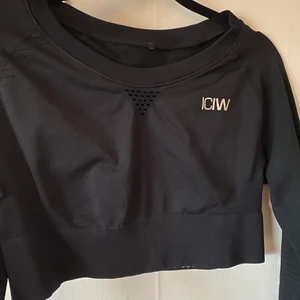 HELT NY!! ICIW träningströja - Säljer en svart helt OANVÄND  I CAN I WILL långärmad tröja I STORLEK Large , passar Small och Mediym lika bra då den är liten i storlek!